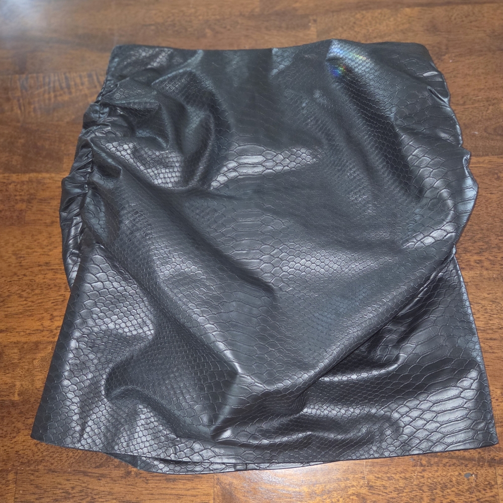 Elegant Black Textured Mini Skirt